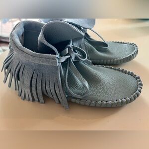 Sassybrass handmade light blue leather moccasins fringe detail ankle lace up 6/7